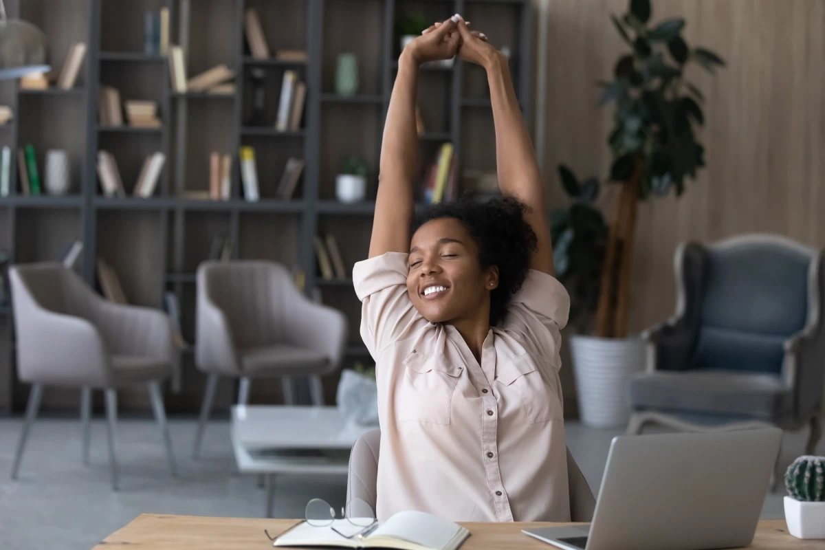Alongamento e mobilidade são verdadeiros exercícios de relaxamento. Estique o corpo, respeite seus limites, respire fundo e deixe a tensão ir embora!